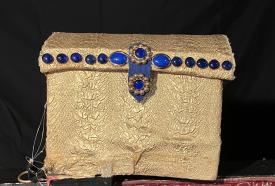 Coffre doré incrusté de perles, fermé, de face