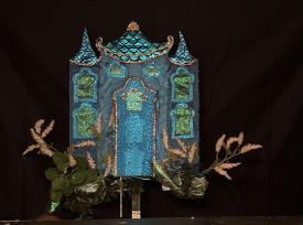 Palais bleu et doré, le toit est couvert de tuiles bleues