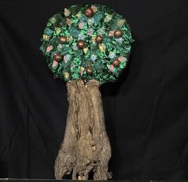 Arbre avec feuillage vert et pommes dorées