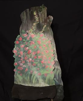 Rosier sauvage contre un tronc d'arbre