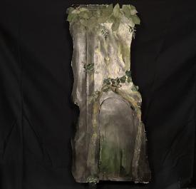 Maison dans un tronc d'arbre, porte fermée