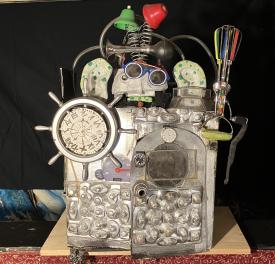 Machine à remonter le temps, avec gouvernail, thermomètres, fouets, casque et lunettes d'aviateur