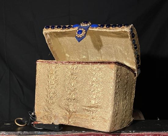 Coffre doré incrusté de perles, ouvert, de biais