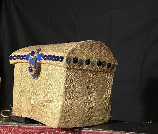 Coffre doré incrusté de perles, fermé, de biais