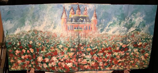 Château et roses en fleur