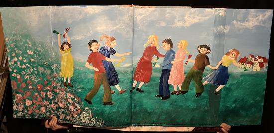 Enfants du village dans un pré, avec petites trompettes à la main