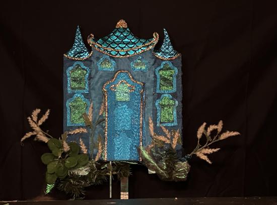 Palais bleu et doré, le toit est couvert de tuiles bleues