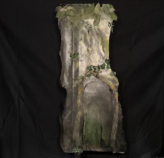 Maison dans un tronc d'arbre, porte fermée