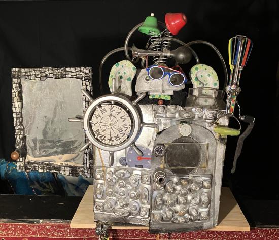 Machine à remonter le temps, avec gouvernail, thermomètres, fouets, casque et lunettes d'aviateur et miroir sur le côté