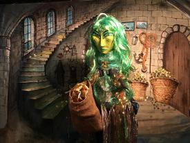 Gwendoline à l'intérieur de phare avec les étoiles