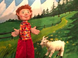 Nico avec un agneau dans un pâturage