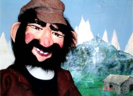 Berger sage géant, devant une bergerie, montagnes à l'horizon