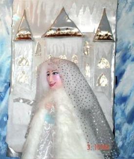 Fée des neiges devant son château blanc