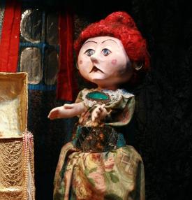 Femme au chignon rouge à côté d'un coffre ouvert