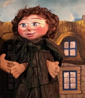 Femme brune vêtue d'un manteau et d'une cape bruns