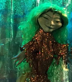 Sirène verte sur fond de mer vert