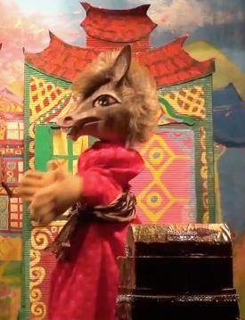 Âne vêtu d'une robe rouge avec une ceinture brune à rayures