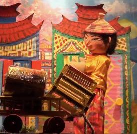 Marchand ambulant chinois avec un métier à tisser sur son charriot