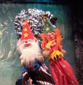 Deux lutins de la forêt, un vieillard et une jeune fille rousse