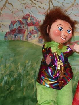 Garçon brun aux yeux bleus vêtu d'un pantalon vert tilleul et d'une veste de diverses couleurs