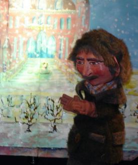 Jardinier devant un palais rose et un parc enneigé