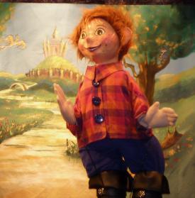 Théo géant au bord d'une rivière, un château en arrière-plan