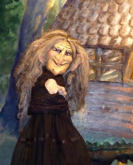 Mère de Croc'Peton, vieille ogresse à cheveux gris, vêtue de brun