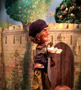 Brigand devant l'enceinte d'un château, pommier d'or à l'arrière-plan