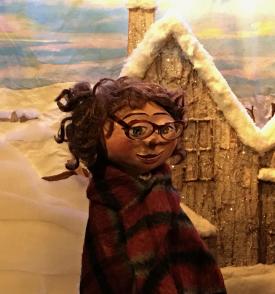 Tatie Berthe devant sa maison