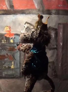 Tigre en peluche coiffé d'une couronne d'or et vêtu d'une cape bleue