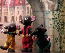 Trois souris grises vêtues de salopettes jaune, rouge et verte