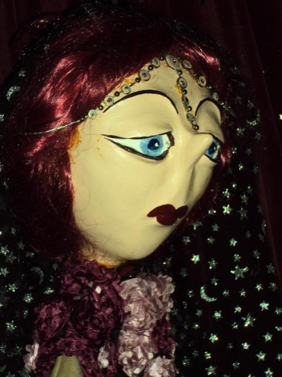 Femme aux yeux bleus et cheveux roux