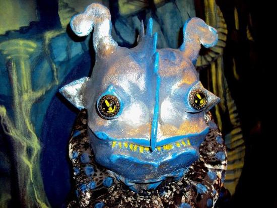 Gros plan sur la tête d'un crapaud à la face bleue et aux dents jaunes