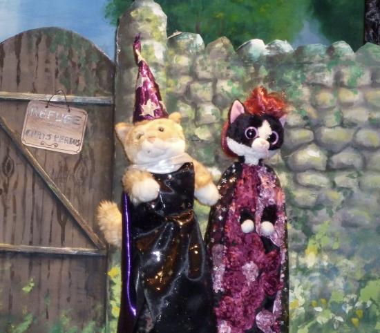 Deux chats, l'un vêtu en magicien (Dagobert) et l'autre en reine (Hortense)