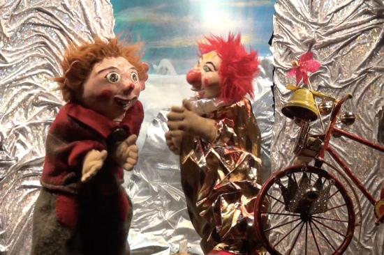 Tom et Turlutuflûte à côté d'une bicyclette et devant les Rochers d'Argent
