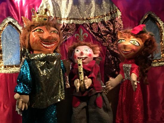 Roi tigre souriant, Tom et Hermeline dans un salon de château