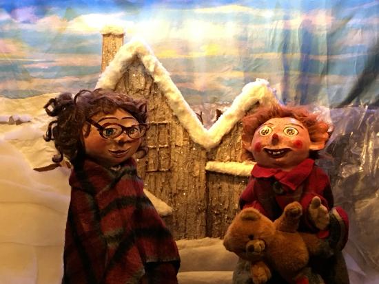 Tom et Tatie Berthe devant la maison, dans la neige