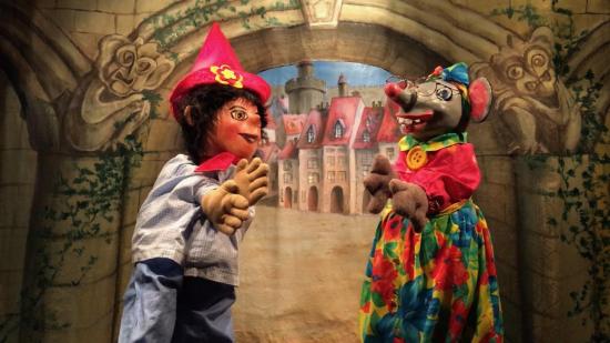 Fifi la Souris et Léon devant la place du bourg