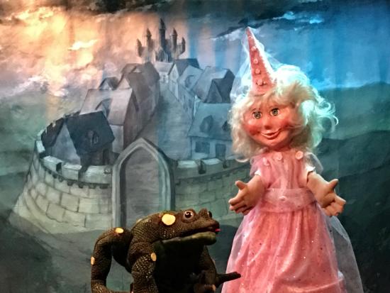 Lili-fée devant le Pays Gris, avec une grenouille géante