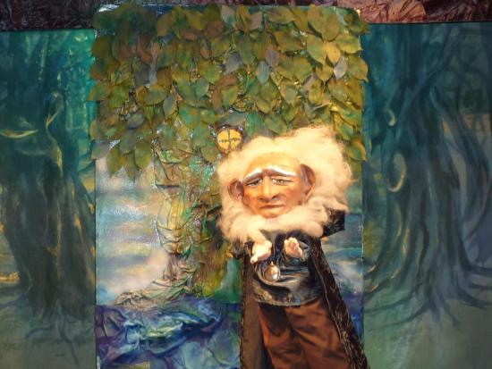 Le génie de la forêt devant un arbre