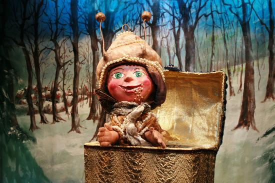 Margote sort de son coffre, au milieu de la forêt