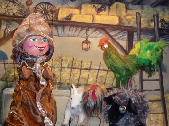 Margote avec les animaux de la ferme dans l'étable