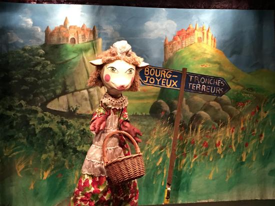 Babette devant le panneau de direction des villages de Bourg-Joyeux et Tronches-Terreurs