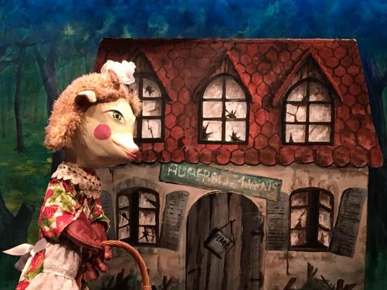 Babette devant l'auberge aux 4 vents