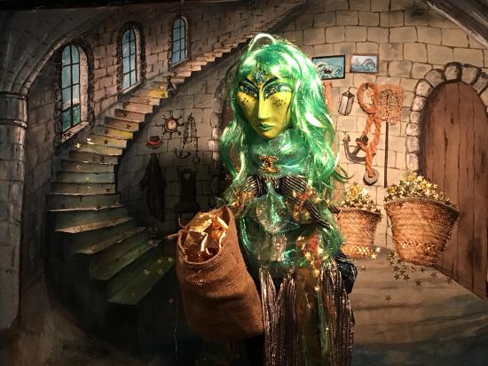 Gwendoline à l'intérieur de phare avec les étoiles