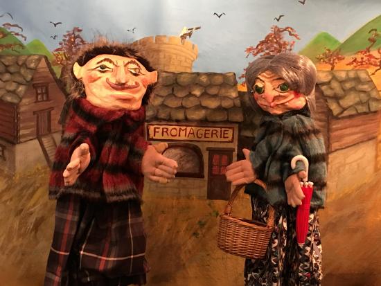 Monsieur Alphonse et Madame Angèle devant la fromagerie