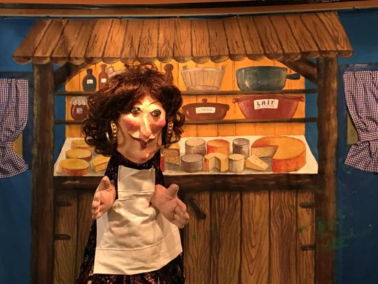 Madame Bérangère dans sa fromagerie