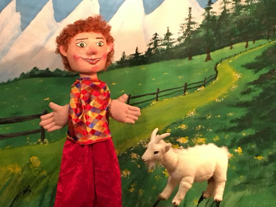 Nico avec un agneau dans un pâturage