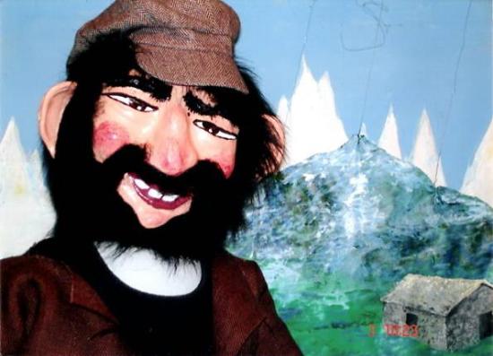 Berger sage géant, devant une bergerie, montagnes à l'horizon