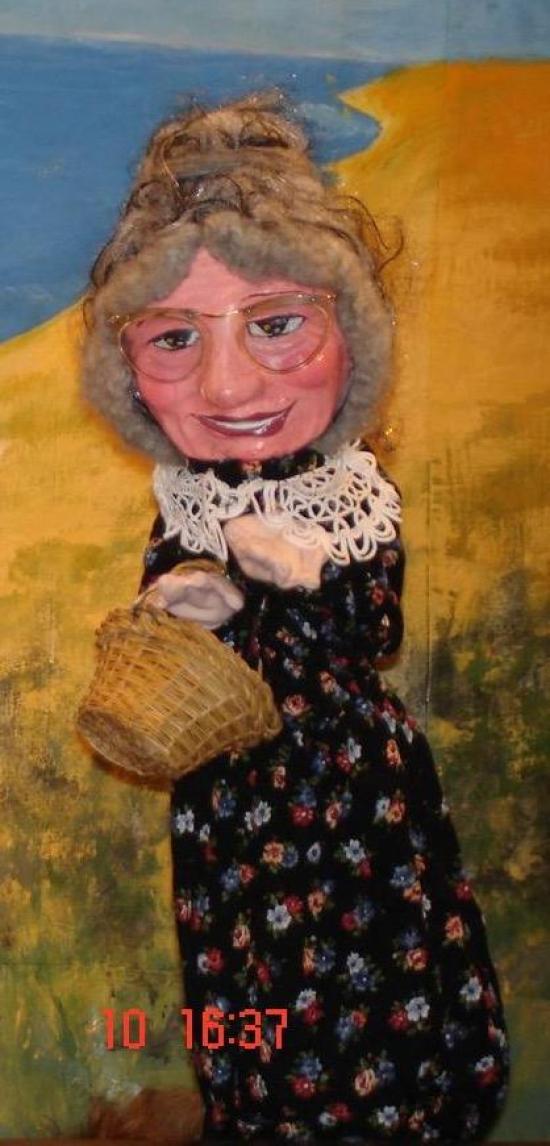 Grand-mère Amélie devant un désert et la mer au loin